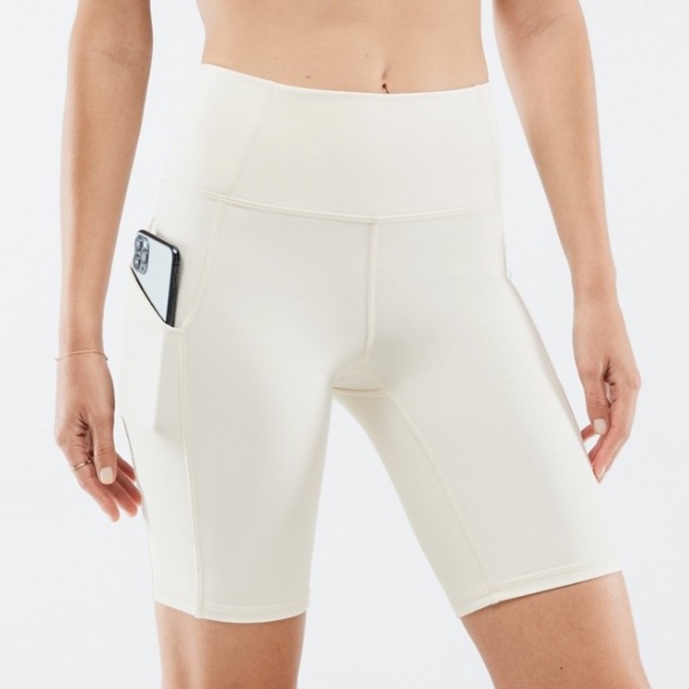 Fabletics - Oasis High-Waisted Pocket Short 9”